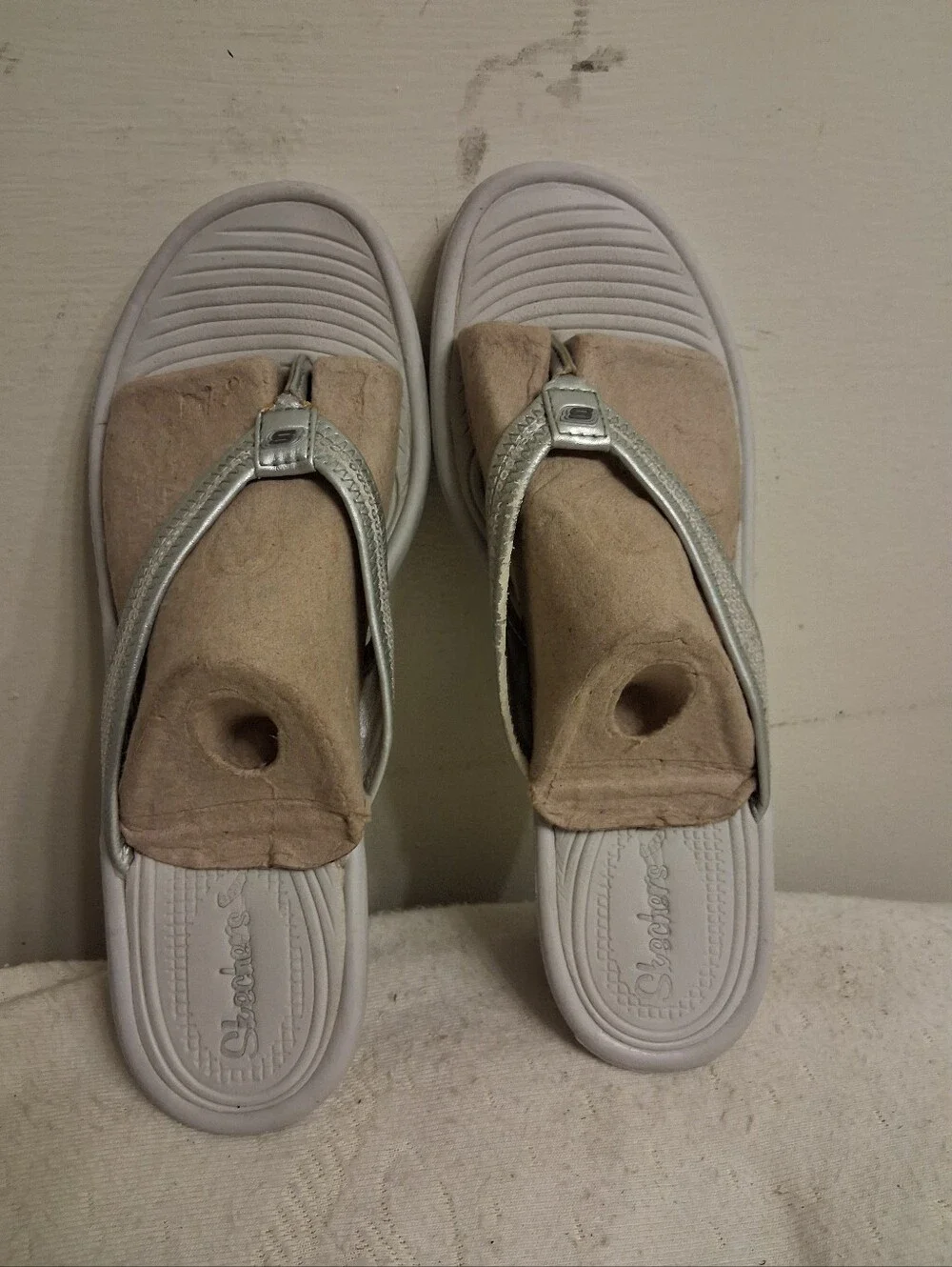 Womens Skechers Silver Sequin Wedge Flip-Flop Sandals - Size 10